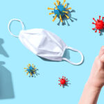 消毒スプレーを持つ手・マスク・消毒液を塗る手と菌やウイルスをイメージした模型