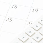 カレンダーとその上に置かれた電卓