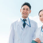 並んで立つ男性医師と女性医師