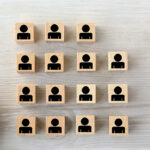 人員整理やリストラを象徴する、人型ブロックを配置から外す手