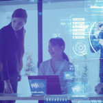 パソコンを開きながらミーティングをするサラリーマン