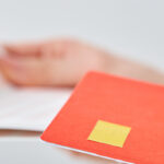 手に持った通帳とキャッシュカード