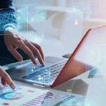 パソコンの画面や資料にかかれたグラフを確認する人