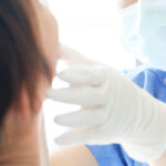 歯科の治療を受ける患者と歯科医師