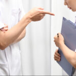 叱責を受ける医療従事者