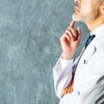 医業承継をイメージした画像_将来について考える医師